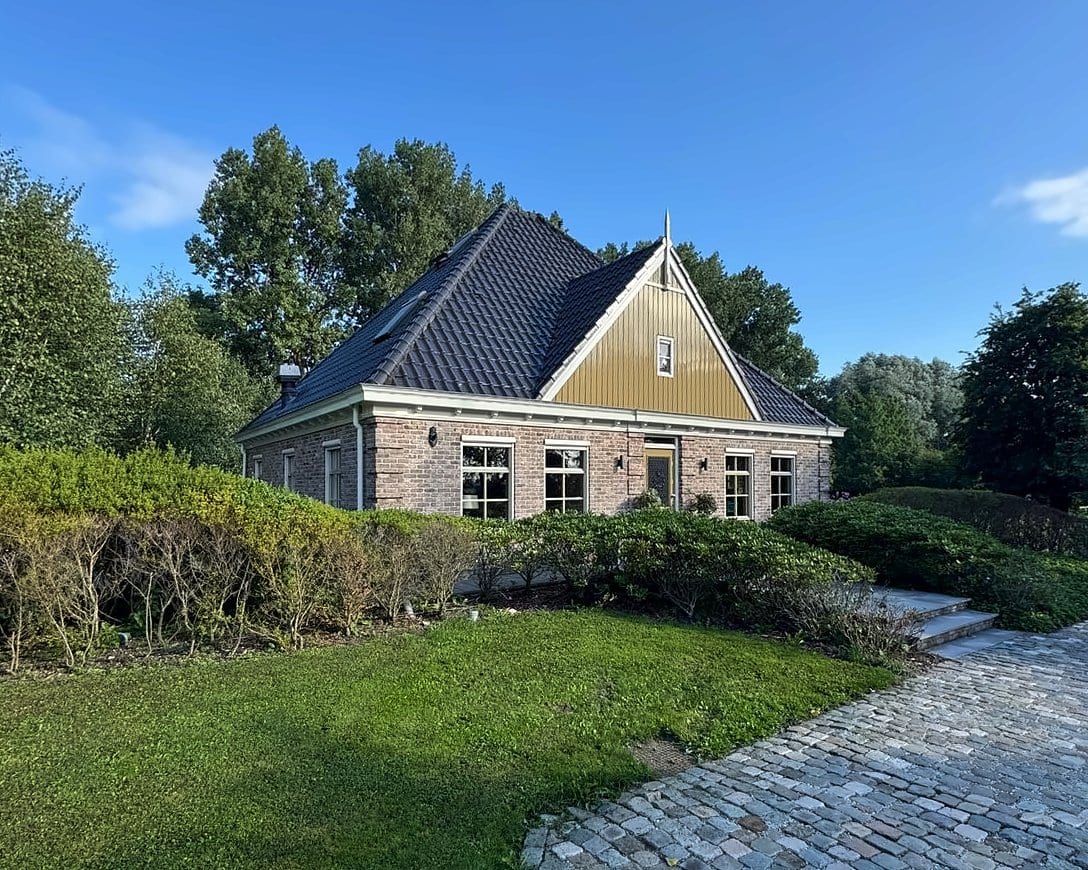 Vrijstaande woning in het groen, schuin vooraanzicht met oprit